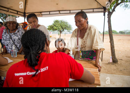 170325-N-YL073-027 MAYAPO, Colombie (25 mars 2017) - les soins de santé de la nation hôte des bénévoles le soutien continu promesse 2017 (CP-17) inscrire les patients à la medical site dans Mayapo, Colombie. CP-17 est un U.S. Southern Command-parrainé et U.S. Naval Forces Southern Command/U.S. 4ème flotte-déploiement effectué pour mener des opérations civiles et militaires y compris l'aide humanitaire, les missions de formation et de soins médicaux, dentaires et vétérinaires, de l'assistance dans un effort pour montrer le soutien des États-Unis et de l'engagement de l'Amérique centrale et du Sud. (U.S. Photo par marine Spécialiste de la communication de masse Mme Qureshi 2e classe Purifo Banque D'Images