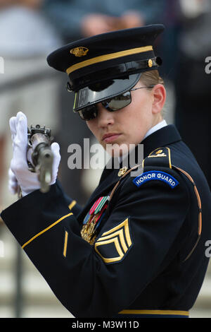 Le sergent de la Garde Le s.. Ruth Hanks, droite, inspecte un fusil lors d'un changement de garde rituel pour la tombe de l'inconnu au cimetière national d'Arlington, à Arlington, Va., 24 mars 2017. Hanks est la quatrième femme à monter la garde à l'élite de la garde d'honneur de l'Armée, 3e Régiment d'infanterie américaine, connue sous le nom de 'la vieille garde." (DoD photo par EJ Hersom) 170324-D-DB155-035 par DoD Nouvelles Photos Banque D'Images