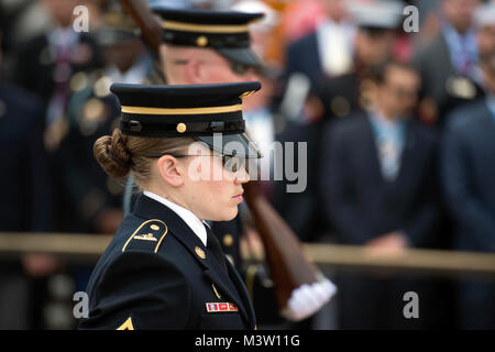 Le sergent de la Garde Le s.. Ruth Hanks marches un soldat au cours d'un changement de la Garde rituel pour la tombe de l'inconnu au cimetière national d'Arlington, à Arlington, Va., 24 mars 2017. Hanks est la quatrième femme à monter la garde à l'élite de la garde d'honneur de l'Armée, 3e Régiment d'infanterie américaine, connue sous le nom de 'la vieille garde." (DoD photo par EJ Hersom) 170324-D-DB155-032 par DoD Nouvelles Photos Banque D'Images