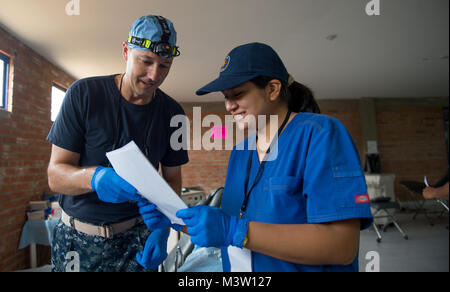 170325-N-YL073-112 MAYAPO, Colombie (25 mars 2017) - Le Lieutenant Cmdr. Matt Banques, originaire de Gainesville, Floride, affecté à la Direction générale de la Marine, au Mississippi Meridian clinique de santé, consulte un dentiste au pays hôte la promesse continue 2017 (CP-17) site médical à Mayapo, Colombie. CP-17 est un U.S. Southern Command-parrainé et U.S. Naval Forces Southern Command/U.S. 4ème flotte-déploiement effectué pour mener des opérations civiles et militaires y compris l'aide humanitaire, les missions de formation et de soins médicaux, dentaires et vétérinaires, de l'assistance dans un effort pour montrer le soutien des États-Unis et de l'engagement au centre ou à l'un Banque D'Images