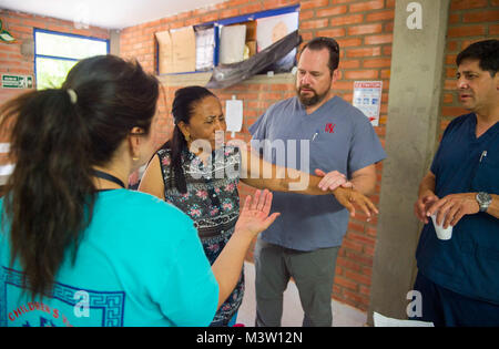 170325-N-YL073-254 MAYAPO, Colombie (25 mars 2017) - les médecins du pays hôte le soutien continu promesse 2017 (CP-17) effectuer une thérapie physique au site médical à Mayapo, Colombie. CP-17 est un U.S. Southern Command-parrainé et U.S. Naval Forces Southern Command/U.S. 4ème flotte-déploiement effectué pour mener des opérations civiles et militaires y compris l'aide humanitaire, les missions de formation et de soins médicaux, dentaires et vétérinaires, de l'assistance dans un effort pour montrer le soutien des États-Unis et de l'engagement de l'Amérique centrale et du Sud. (U.S. Photo par marine Spécialiste de la communication de masse Mme Qureshi 2e classe P Banque D'Images