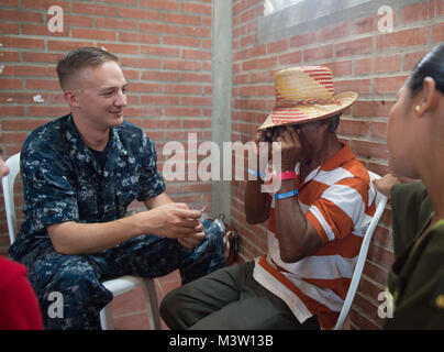 170325-N-YL073-364 MAYAPO, Colombie (25 mars 2017) - Hôpital Corpsman 3 classe Brandon Morrison, originaire de Tacoma, Washington, attaché à l'hôpital naval Pensacola, Floride, donne des lunettes de soleil pour un pays hôte patient à la promesse continue 2017 (CP-17) site médical à Mayapo, Colombie. CP-17 est un U.S. Southern Command-parrainé et U.S. Naval Forces Southern Command/U.S. 4ème flotte-déploiement effectué pour mener des opérations civiles et militaires y compris l'aide humanitaire, les missions de formation et de soins médicaux, dentaires et vétérinaires, de l'assistance dans un effort pour montrer le soutien des États-Unis et de l'engagement de Centr Banque D'Images