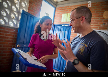 170325-N-YL073-369 MAYAPO, Colombie (25 mars 2017) - Le Cmdr. Michael Arnold, originaire de Chelmsford, Massachusetts, et de médecine familiale médecin affecté à l'hôpital naval Jacksonville, Floride, consulte un médecin du pays hôte à la poursuite de promesse 2017 (CP-17) site médical à Mayapo, Colombie. CP-17 est un U.S. Southern Command-parrainé et U.S. Naval Forces Southern Command/U.S. 4ème flotte-déploiement effectué pour mener des opérations civiles et militaires y compris l'aide humanitaire, les missions de formation et de soins médicaux, dentaires et vétérinaires, de l'assistance dans un effort pour montrer le soutien des États-Unis et de l'engagement de ce Banque D'Images