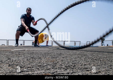 170331-N-ZY039-015 U.S. 5ÈME ZONE DES OPÉRATIONS DE LA FLOTTE (30 mars 2017)spécialiste des opérations 2e classe Joshua Johnson effectue l'entraînement physique sur le pont de vol de missiles de l'USS Laboon (DDG 58). Le navire est dans la zone 5e flotte américaine des opérations à l'appui d'opérations de sécurité maritime visant à rassurer les alliés et les partenaires, et de préserver la liberté de navigation et la libre circulation du commerce dans la région. (U.S. Photo par marine Spécialiste de la communication de masse 3 classe J. R. DiNiro/libérés) 170331-N-ZY039-015 par conservateur Photographie Banque D'Images