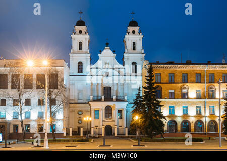 Minsk, Belarus. Vue sur Cathédrale de Saint Vierge Marie et d'une partie du bâtiment de l'Ambassade de France en République de Biélorussie en Soir Nuit Illuminations. Banque D'Images