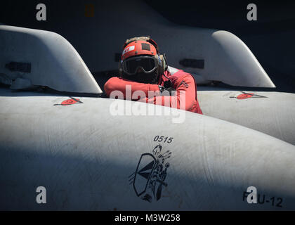 Océan Pacifique (20 avril 2017) U.S. Marine Corps Cpl. Joshua Bell, originaire de Lancaster, Californie affecté à la "mort" des Rattlers de chasse Marine Attack Squadron (VMFA) 323, détend lors d'une pause des opérations de vol à bord du porte-avions USS Nimitz (CVN 68), le 20 avril 2017, dans l'océan Pacifique. Nimitz est actuellement en cours d'exercice de l'unité de formation Composite (COMPTUEX) avec le groupe aéronaval du Nimitz en préparation pour un prochain déploiement. COMPTUEX teste un groupe aéronaval a pour mission de préparation et de capacité à fonctionner comme une unité intégrée au moyen réel simulé wor Banque D'Images