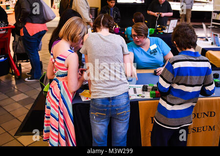 170422-N-SH284-042, SILVERDALE Washington (22 avril 2017) Mary Rogers, bénévoles et événements pour le Naval Undersea Museum-Keyport enseigne aux enfants à propos de la robotique à l'Annual West Sound à l'occasion de la tige Kitsap Mall. Chaque année, le Showcase présente science, technologie, ingénierie et mathématiques (STIM) principes à un événement amusant et interactif. La Vitrine inclus plus de 60 stands, accueilli par des dizaines d'organisations de la région, de la mise en valeur des activités pratiques pour engager les jeunes de tous les âges. (U.S. Photo par marine Spécialiste de la communication de masse 2e classe Vaughan/Aneth) Parution 170422-N-SH284-035 par Nava Banque D'Images