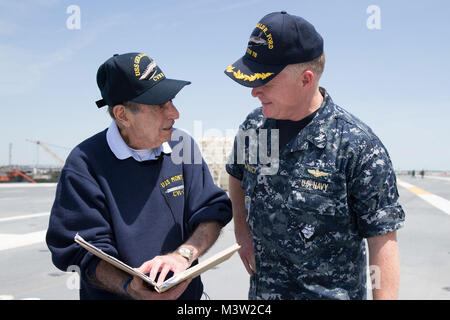 170427-N-ZE240-0090 NORFOLK (27 avril 2017) Sig Alman, un ancien combattant de la Seconde Guerre mondiale et ancien compagnon du président Gerald R. Ford, montre des souvenirs pour le capitaine Richard McCormack, commandant de l'unité porte-avions Pre-Commissioning Gerald R. Ford (CVN 78), au cours d'une visite du navire. Alman et Ford servi ensemble à bord du USS Monterey (26 CV) et ont participé à plusieurs opérations dans le Pacifique. (U.S. Photo par marine Spécialiste de la communication de masse 3 Classe Cathrine Mae O. Campbell/libérés) 170427-N-ZE240-0090 Conservateur Photographie par Banque D'Images