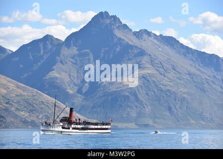 Excursion en bateau à bord d'un bateau à vapeur à Queenstown, Nouvelle-Zélande Banque D'Images