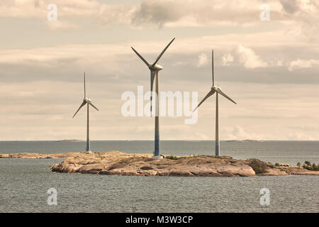 Les éoliennes en mer Baltique. L'énergie renouvelable. Finlande seascape Banque D'Images