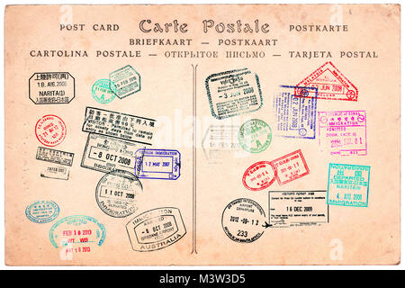 Collection de timbres de passeport sur une carte postale vintage background Banque D'Images