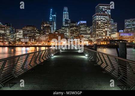 Merveilleuse nuit paysage urbain d'allumé en San Francisco en Californie, États-Unis. Vue panoramique d'une longue exposition photo. L'horizontale. Banque D'Images