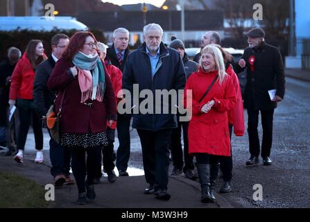 Leader du travail avec Jeremy Corbyn répond aux partisans du parti local et les résidents lors d'un bain de foule à Penicuik, Midlothian, avant de parler à un rassemblement de campagne à la ville, l'Hôtel de bien-être mineurs. Banque D'Images