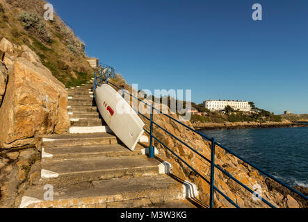 La voie de l'Hawk Cliff, Vico Road, Dalkey. En arrière-plan Sorrento terrasse qui offre certains des plus chers de l'immobilier résidentiel en Irlande. Banque D'Images