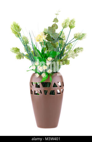 Plantes et fleurs dans vase marron long isolé sur fond blanc. Banque D'Images