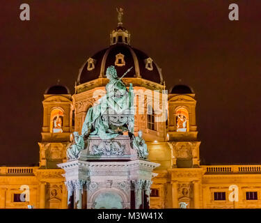 Musée d'Histoire Naturelle et la statue de l'Impératrice Marie-Thérèse lluminated de nuit, Maria-Theresien-Platz, Vienne, Autriche, Europe Banque D'Images