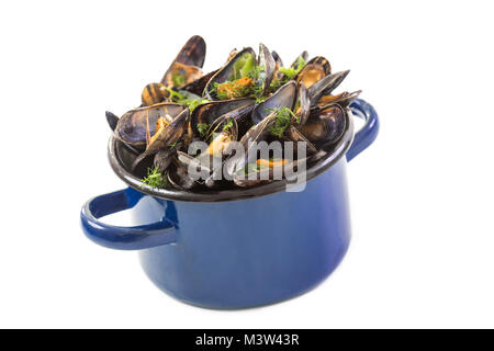 Moules dans un pot en céramique bleu sur fond blanc. Concept de saine alimentation. Mode de vie méditerranéen. Banque D'Images