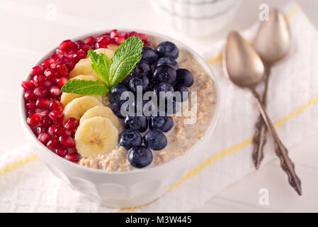 Petit-déjeuner bol d'avoine avec des fruits coupés en acier Banque D'Images