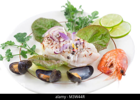 Les filets de morue, morue de l'Atlantique avec des fruits de mer mussells,crevettes,tilleul et de légumes, sur fond blanc Banque D'Images