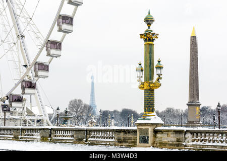 L'hiver à Paris dans la neige. Place de la Concorde couverts dans la neige avec une colonne rostrale, l'obélisque de Louxor, la grande roue et la tour Eiffel. Banque D'Images