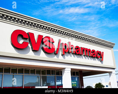 CVS Pharmacy, ou la pharmacie, signer ou la signalisation sur l'avant à l'extérieur de l'immeuble à Montgomery, en Alabama, USA. Banque D'Images