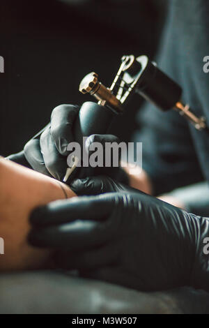 Tatoueur professionnel rend le tattoo Banque D'Images