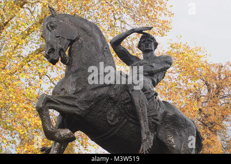 Statue de bronze de l'énergie physique, l'homme à cheval, dans les jardins de Kensington, Londres Banque D'Images
