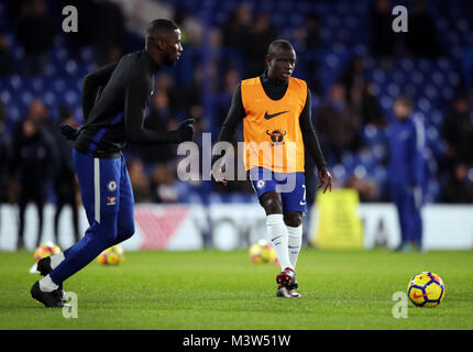 La Chelsea N'Golo Kante (à droite) pendant l'échauffement avant la Premier League match à Stamford Bridge, Londres. Banque D'Images