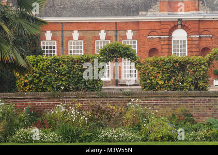 Vue de la partie de Kensington Palace à partir du jardin en contrebas avec mur du jardin et un porche de couverture Banque D'Images