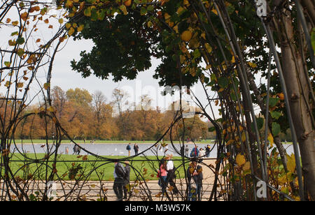 Vue à la recherche du jardin en contrebas au palais de Kensington à l'étang rond dans les jardins de Kensington avec les touristes autour de la marche Banque D'Images