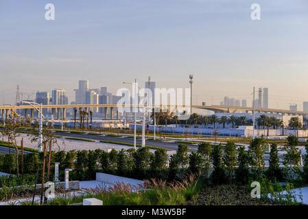 Vue sur la ville d'Abu Dhabi, des gratte-ciel du quartier culturel et Cheikh Khalifa Bridge de loin en loin. Banque D'Images