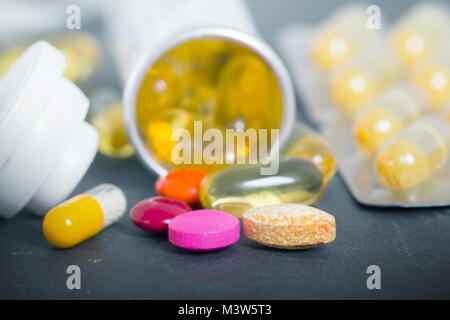 Pills spilling out de bouteille de pilules Banque D'Images