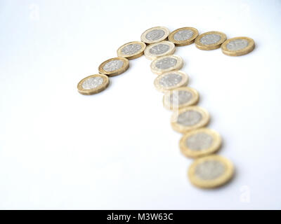 Plusieurs British pound coins disposées en forme d'une flèche Banque D'Images