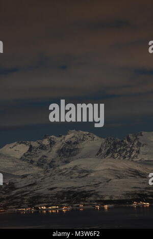 Montagnes autour de Tromsø allumé par La Super Pleine Lune, la photographie de nuit Banque D'Images