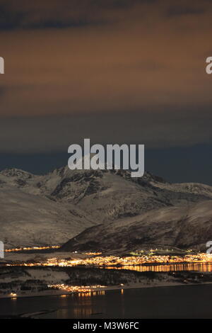 Montagnes autour de Tromsø allumé par La Super Pleine Lune, la photographie de nuit Banque D'Images