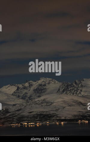 Montagnes autour de Tromsø allumé par La Super Pleine Lune, la photographie de nuit Banque D'Images