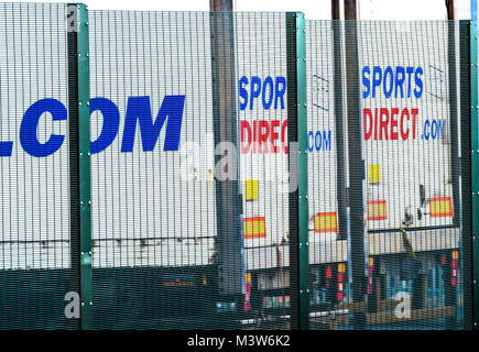 Le parc de camions au Sports Direct .com, le centre de distribution principal Shirebrook, Derbyshire. Banque D'Images