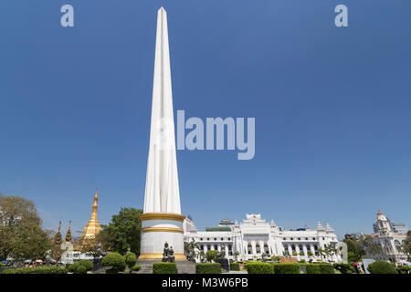 Monument de l'indépendance à la Maha Bandula Park sur une journée ensoleillée dans le centre-ville de Yangon, Myanmar. La pagode Sule et le Yangon City Hall se trouvent dans l'arrière-plan. Banque D'Images