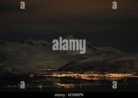 Montagnes autour de Tromsø allumé par La Super Pleine Lune, la photographie de nuit Banque D'Images