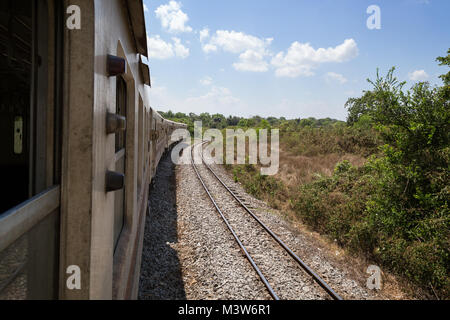 Vieux train de banlieue sur le chemin de fer circulaire de Yangon à la périphérie de Yangon, Myanmar (Birmanie) sur une journée ensoleillée. Banque D'Images