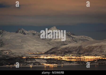 Montagnes autour de Tromsø allumé par La Super Pleine Lune, la photographie de nuit Banque D'Images