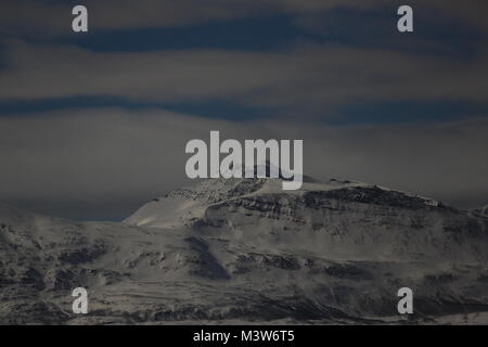 Montagnes autour de Tromsø allumé par La Super Pleine Lune, la photographie de nuit Banque D'Images