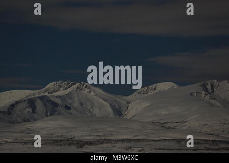 Montagnes autour de Tromsø allumé par La Super Pleine Lune, la photographie de nuit Banque D'Images