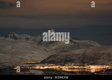 Montagnes autour de Tromsø allumé par La Super Pleine Lune, la photographie de nuit Banque D'Images