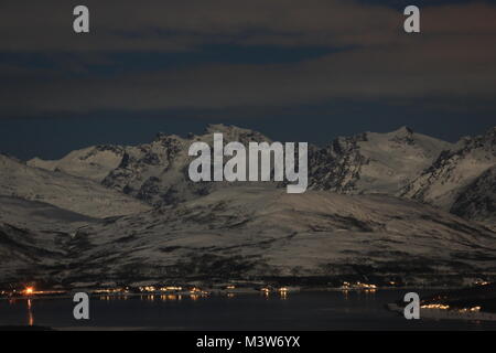 Montagnes autour de Tromsø allumé par La Super Pleine Lune, la photographie de nuit Banque D'Images