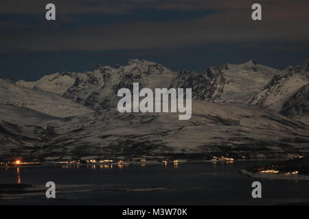 Montagnes autour de Tromsø allumé par La Super Pleine Lune, la photographie de nuit Banque D'Images