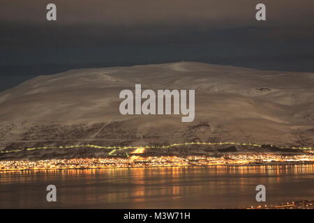 Montagnes autour de Tromsø allumé par La Super Pleine Lune, la photographie de nuit Banque D'Images