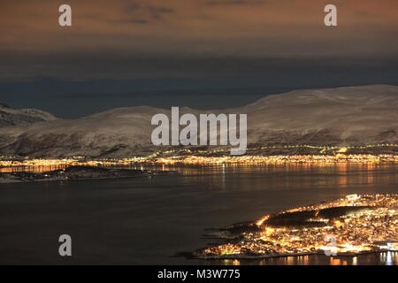 Montagnes autour de Tromsø allumé par La Super Pleine Lune, la photographie de nuit Banque D'Images