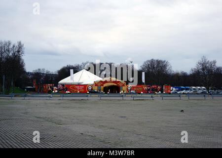 Stuttgart, Allemagne - Février 03, 2018 : Le chapiteau du cirque Palazzo sur avec une porte d'entrée et avec des murs de séparation sur Fe Banque D'Images