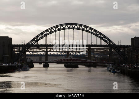 Le pont Tyne traverse la rivière Tyne et Gateshead entre Newcastle Upon Tyne, Angleterre. Banque D'Images